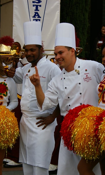 USC Football Enjoys Lawry's Beef Bowl Ahead of 2017 Rose Bowl